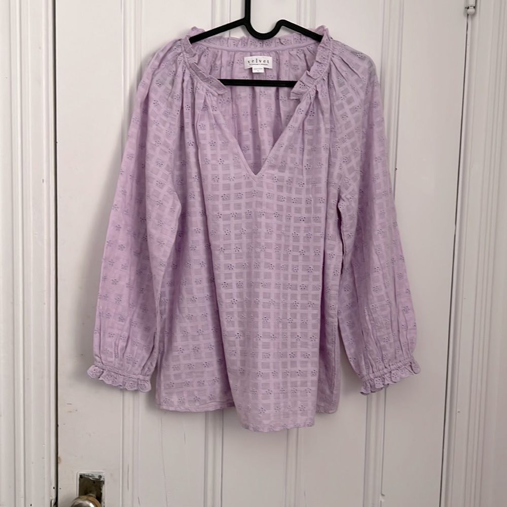 Velvet by Graham&Spencer Size L V-Neck Cotton Eyelet blouse in Lavender